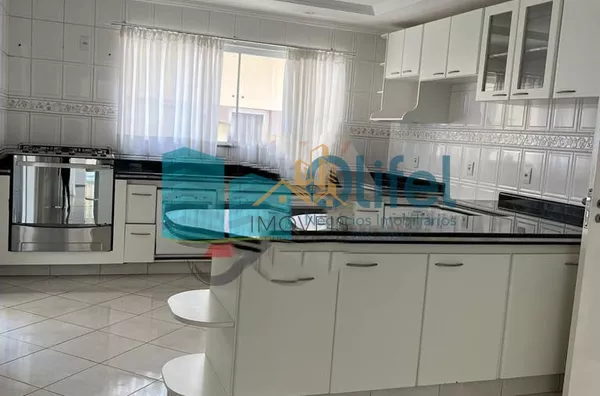 Linda casa para venda e locação no Condomínio Jardim Paulista em Vinhedo/SP. Lindo sobrado com projeto moderno. Piso inferior: lavabo, escritório, amplas salas, cozinha planejada com despensa, ampla área gourmet integrada com cozinha e sala (1 suíte, banh - Foto 6