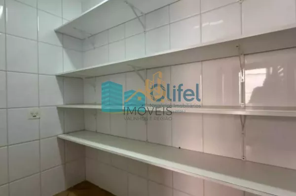 Para você que  busca uma excelente casa, assobradada, ensolarada, com ventilação natural, rua arborizada, condomínio com total segurança, acesso com identificação facial, portaria 24hs, área de lazer em uma cidade como Louveira, com estrutura, porém, mant - Foto 35