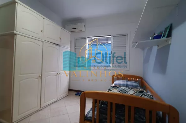 Excelente casa de esquina em bairro residencial, próximo ao centro na cidade de Louveira.  Possui 3 dormitórios sendo 1 suíte com closet e banheira de hidromassagem de 4 lugares. Sala 3 ambientes, sala de TV, escritório, despensa e lavanderia fechada. Pos