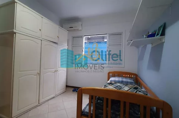 Excelente casa de esquina em bairro residencial, próximo ao centro na cidade de Louveira.  Possui 3 dormitórios sendo 1 suíte com closet e banheira de hidromassagem de 4 lugares. Sala 3 ambientes, sala de TV, escritório, despensa e lavanderia fechada. Pos - Foto 5