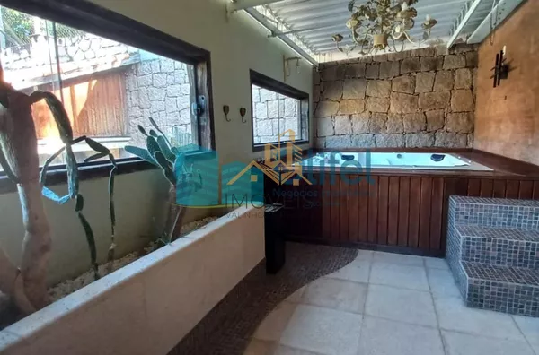 Excelente casa, estilo chácara, com belíssimo acabamento na cidade de Louveira com 1200 m² AT | 500 m² AC, sendo 03 dormitórios, sendo 1 master com closet, 03 banheiros, sala de TV, estar e jantar, lareira, adega, cozinha integrada rica em armários e i - Foto 7