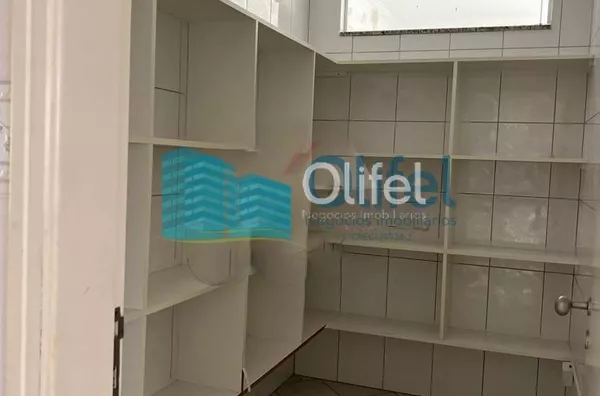 Linda casa para venda e locação no Condomínio Jardim Paulista em Vinhedo/SP. Lindo sobrado com projeto moderno. Piso inferior: lavabo, escritório, amplas salas, cozinha planejada com despensa, ampla área gourmet integrada com cozinha e sala (1 suíte, banh - Foto 7