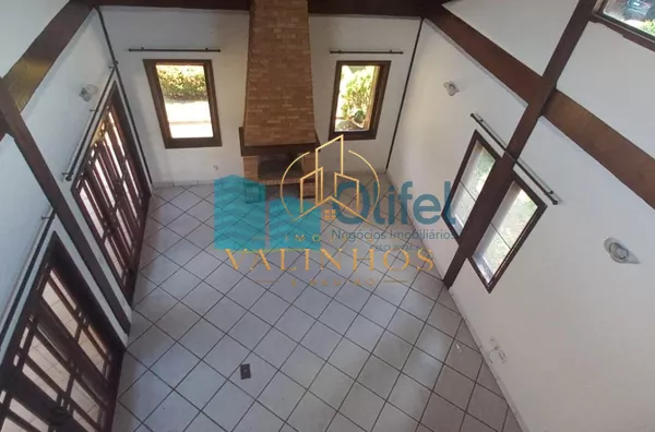 Para você que  busca uma excelente casa, assobradada, ensolarada, com ventilação natural, rua arborizada, condomínio com total segurança, acesso com identificação facial, portaria 24hs, área de lazer em uma cidade como Louveira, com estrutura, porém, mant