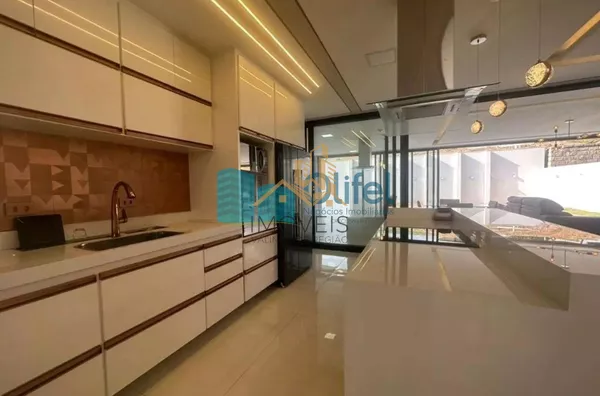 Linda casa no  condomínio  Santa Isabel na cidade de Louveira para quem procura espaço, modernismo, sofisticação, sossego e excelente iluminação. O imóvel dispõe de 525m² de terreno e 414m² de construção. O piso inferior oferece sala ampla  para 2 ambient - Foto 7