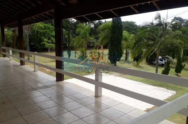 Chácara Paradisíaca! Bairro tranquilo de chácaras residenciais. Rua Asfaltada e próximo a rodovia. Possui salão para festas próximo a piscina, quiosque, sala de jogos, campo de futebol, casa de caseiro. Casa Principal: Toda avarandada com 03 quartos, sala - Foto 12