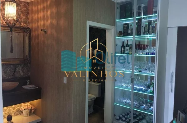 Excelente imóvel em condomínio fechado na cidade de Louveira com 3 dormitórios, sendo 1 suíte com closet. Casa rica em armários. Sala 2 ambientes, cozinha planejada, lavabo, área de serviço e edícula com churrasqueira, jacuzzi, 2 vagas de garagem cobertas