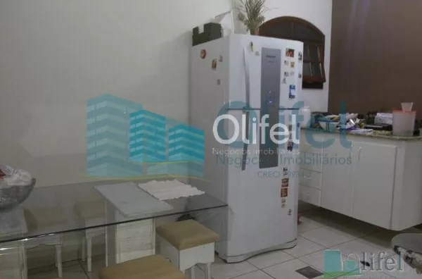 Linda casa de esquina com 3 dormitórios, sendo 1 suíte com hidromassagem, sala 2 ambientes, escritório, cozinha planejada, despensa, área gourmet, garagem para 2 carros cobertas, portão automático, bairro tranquilo. Vale a pena conferir. - Foto 17