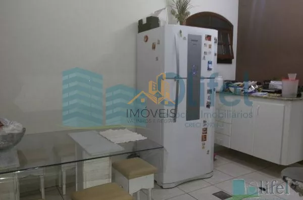Linda casa de esquina com 3 dormitórios, sendo 1 suíte com hidromassagem, sala 2 ambientes, escritório, cozinha planejada, despensa, área gourmet, garagem para 2 carros cobertas, portão automático, bairro tranquilo. Vale a pena conferir. - Foto 17