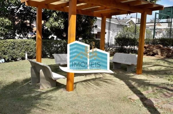 Casa térrea  em condomínio na cidade de Valinhos, contendo apenas escada para  acesso à casa. Localizada  região do Paiquerê, próximo ao Colégio Porto Seguro, Shopping Valinhos. Imóvel  com 3 dormitórios, sendo 1 suíte, todos com armários e ar condicionad - Foto 3