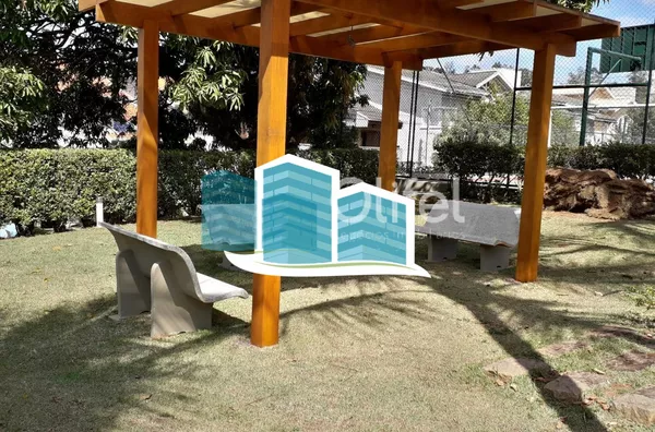 Casa térrea  em condomínio na cidade de Valinhos, contendo apenas escada para  acesso à casa. Localizada  região do Paiquerê, próximo ao Colégio Porto Seguro, Shopping Valinhos. Imóvel  com 3 dormitórios, sendo 1 suíte, todos com armários e ar condicionad - Foto 3