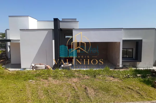 Linda casa térrea, conceito contemporâneo, com vista panorâmica privilegiada,  em um dos condomínios mais elegantes da cidade de Louveira, localizado no eixo Louveira/Vinhedo, próximo ao centro da cidade e da Rodovia Anhanguera. Construção nova e acabamen