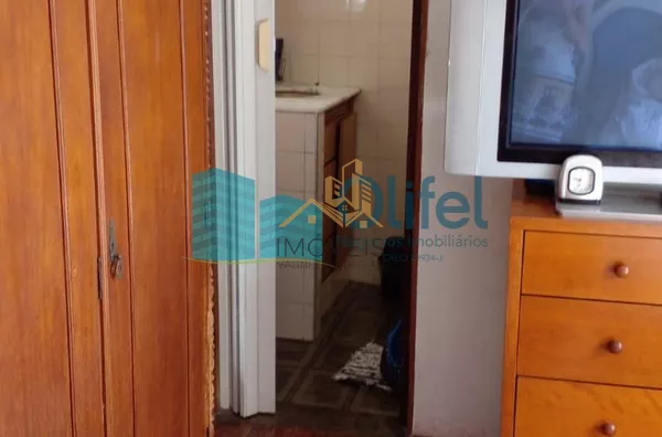 Excelente casa de esquina para comércio ou residência localizada na cidade de Jundiai em um bairro misto, próximo ao centro da cidade.  Imóvel conta com 2 dormitórios, sala, ampla cozinha com armários, lavanderia, banheiro. na parte superior um espaço cob - Foto 17