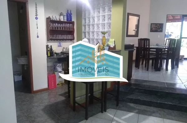 Casa térrea  em condomínio na cidade de Valinhos, contendo apenas escada para  acesso à casa. Localizada  região do Paiquerê, próximo ao Colégio Porto Seguro, Shopping Valinhos. Imóvel  com 3 dormitórios, sendo 1 suíte, todos com armários e ar condicionad - Foto 27