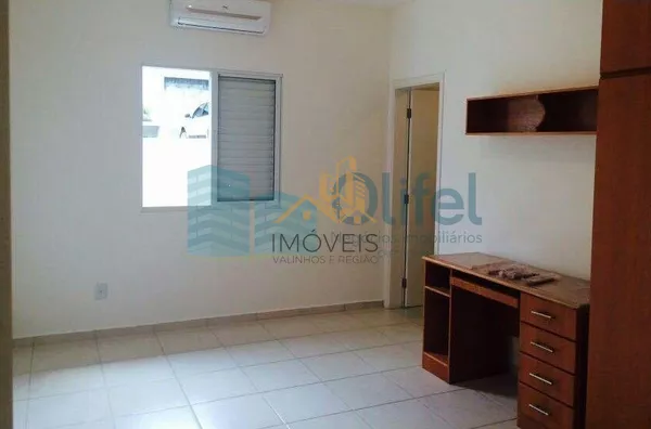 Excelente casa térrea em condomínio fechado na cidade de Louveira com 3 suítes, sala de estar, jantar e TV, cozinha ampla e planejada, banheiro social, linda área gourmet com churrasqueira com fechamento em vidro, piscina e vagas de garagem.  Imóvel rico - Foto 8