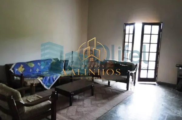 Linda casa em condomínio fechado na cidade de  Vinhedo, 698 m² área construída, 1450,00 m² de terreno, 5 dormitórios sendo 2 suítes, living 4 ambientes, 4 banheiros, 6 vagas de garagem cobertas, piscina, local com muito verde e tranquilidade.  Venha morar