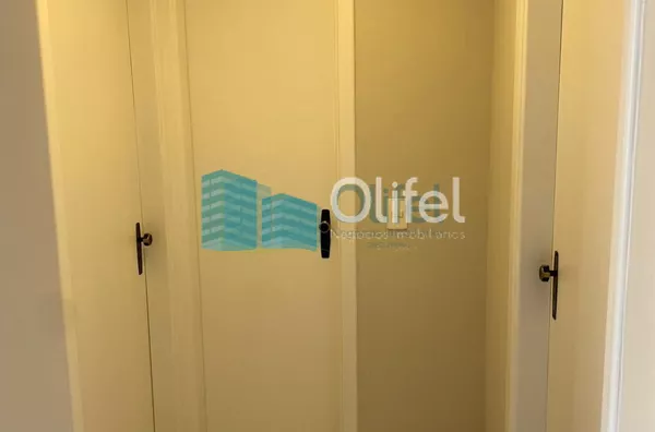 Excelente casa à venda no Condomínio São Joaquim,. Próxima ao lago, iluminação natural e muito arejada. No piso inferior a casa possui um espaço para home office, salão de jogos ou festas, 2 dormitórios e 1 suíte. No piso superior são 3 suítes sendo 1 mas - Foto 10