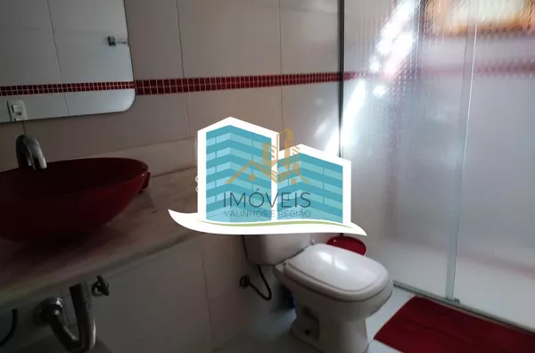 Linda casa no Condomínio Vale do Santa Fé, na cidade de Vinhedo, com excelente terreno, 2520m², 450m2 de construção, com muito verde, vista espetacular das varandas e dos quartos. Muito arejada e aconchegante, com 4 confortáveis suítes, 1 closet, amplo li - Foto 6