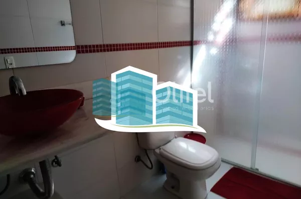 Linda casa no Condomínio Vale do Santa Fé, na cidade de Vinhedo, com excelente terreno, 2520m², 450m2 de construção, com muito verde, vista espetacular das varandas e dos quartos. Muito arejada e aconchegante, com 4 confortáveis suítes, 1 closet, amplo li - Foto 6