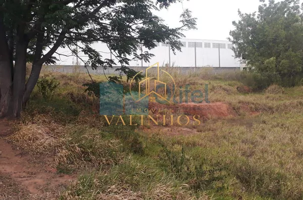 Linda área  de esquina com 4.500m², na cidade de Louveira,  em área industrial, próximo a vias de acesso, facilidade de manobrar veículos grandes.