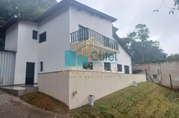 O imóvel está localizado em um dos melhores bairros da cidade de Louveira, com fácil acesso  a Rodovia Anhanguera que liga as principais cidades da região. Próximo ao centro e principais comércios como  supermercados, farmácias,  hospital, restaurantes,