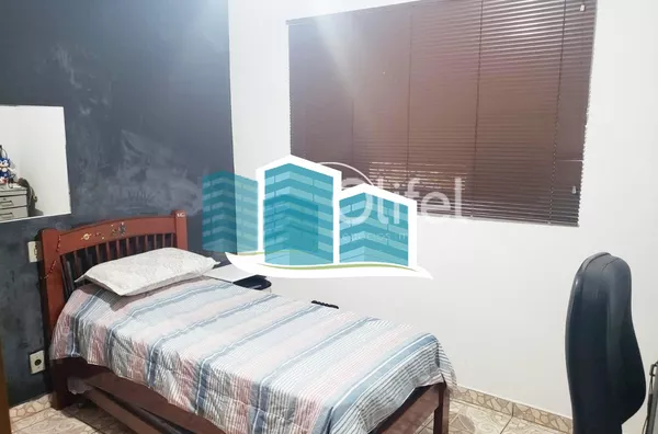 Excelente casa térrea a venda no Condomínio Parque Shangrilá na cidade de Campinas. Muita natureza e verde envolvem esse imóvel. A casa principal tem 3 dormitórios, sendo 1 suíte com closet, sala, cozinha e banheiro. Possui uma casa anexa, com sala, quart - Foto 10
