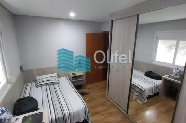 Lindo sobrado em condomínio com ótima localização e segurança 24 horas, 640 m² de terreno com 360 m² de construção, 4 dormitórios sendo 2 suítes e uma com hidromassagem e closet, 2 salas, lavabo, ampla cozinha com copa, lavanderia, ótimo espaço externo co - Foto 12