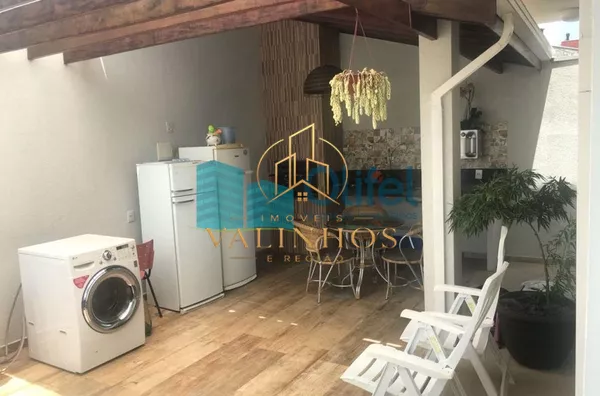 Excelente imóvel em condomínio fechado na cidade de Louveira com 3 dormitórios, sendo 1 suíte com closet. Casa rica em armários. Sala 2 ambientes, cozinha planejada, lavabo, área de serviço e edícula com churrasqueira, jacuzzi, 2 vagas de garagem cobertas