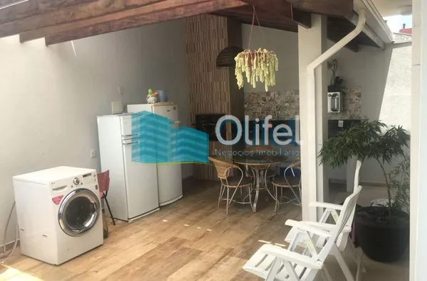 Excelente imóvel em condomínio fechado na cidade de Louveira com 3 dormitórios, sendo 1 suíte com closet. Casa rica em armários. Sala 2 ambientes, cozinha planejada, lavabo, área de serviço e edícula com churrasqueira, jacuzzi, 2 vagas de garagem cobertas - Foto 3