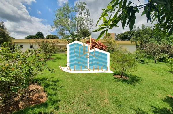 Excelente casa, com ótima metragem em um dos condomínios conhecidos pela sua imensa área verde e beleza, excelente localização na cidade de Vinhedo. A casa foi construída em um terreno praticamente plano, opção ideal para quem busca acessibilidade. A casa