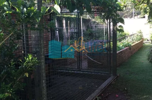 Imagine morar em uma casa, estilo " casa de campo", espaçosa, ambientes  amplos , arejados,  aconchegante, rodeada de natureza, ambientes integrados e com muita qualidade de vida.   Chácara com  2.502m2 de terreno plano, impecável, acabamento de ótima qua - Foto 18