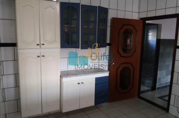 Excelente chácara  a 4 km do centro da cidade de Louveira com 03 dormitórios sendo 01 suíte, sala jantar, sala de estar, 08 vagas de garagem sendo 04 coberta, canil, campo de futsal gramado, piscina, churrasqueira, fogão e forno à lenha, lago, com uma áre - Foto 26