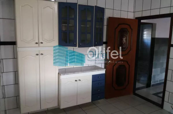 Excelente chácara  a 4 km do centro da cidade de Louveira com 03 dormitórios sendo 01 suíte, sala jantar, sala de estar, 08 vagas de garagem sendo 04 coberta, canil, campo de futsal gramado, piscina, churrasqueira, fogão e forno à lenha, lago, com uma áre - Foto 26