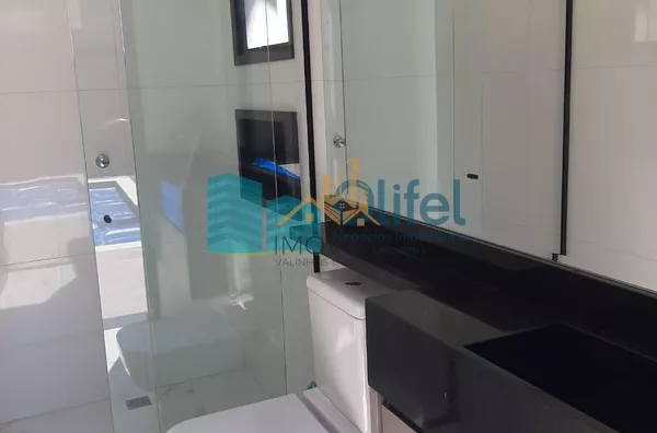 Linda casa térrea, 206m².O imóvel conta com 03 suítes com armários, sendo a suíte master com closet, escritório, lavabo, sala 2 ambientes, cozinha com armários e espaço gourmet com churrasqueira e armários, fogão cooktop  ja instalado. Piscina Aquecida. T - Foto 11