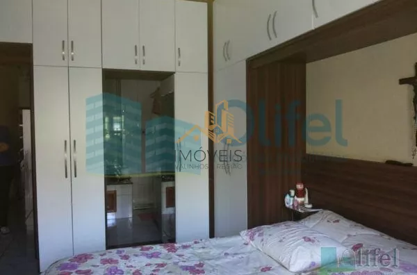 Linda casa de esquina com 3 dormitórios, sendo 1 suíte com hidromassagem, sala 2 ambientes, escritório, cozinha planejada, despensa, área gourmet, garagem para 2 carros cobertas, portão automático, bairro tranquilo. Vale a pena conferir. - Foto 18