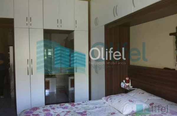 Linda casa de esquina com 3 dormitórios, sendo 1 suíte com hidromassagem, sala 2 ambientes, escritório, cozinha planejada, despensa, área gourmet, garagem para 2 carros cobertas, portão automático, bairro tranquilo. Vale a pena conferir. - Foto 18
