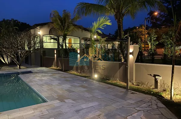 Excelente casa à venda no Condomínio São Joaquim,. Próxima ao lago, iluminação natural e muito arejada. No piso inferior a casa possui um espaço para home office, salão de jogos ou festas, 2 dormitórios e 1 suíte. No piso superior são 3 suítes sendo 1 mas - Foto 41