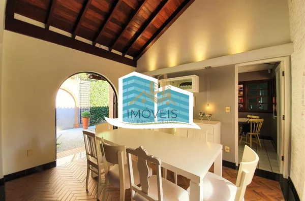 Maravilhosa casa a venda em condomínio na cidade de valinhos. com detalhes rústicos e da arquitetura inglesa. Aquela casa com cara de casa, a arquitetura diferenciada parece nos abraçar entre seus grandes vãos, vigas de madeira e concreto, arcos e piso ce - Foto 33
