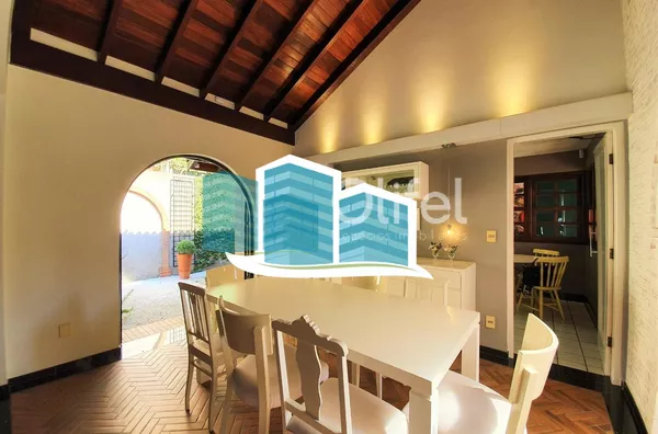 Maravilhosa casa a venda em condomínio na cidade de valinhos. com detalhes rústicos e da arquitetura inglesa. Aquela casa com cara de casa, a arquitetura diferenciada parece nos abraçar entre seus grandes vãos, vigas de madeira e concreto, arcos e piso ce - Foto 33