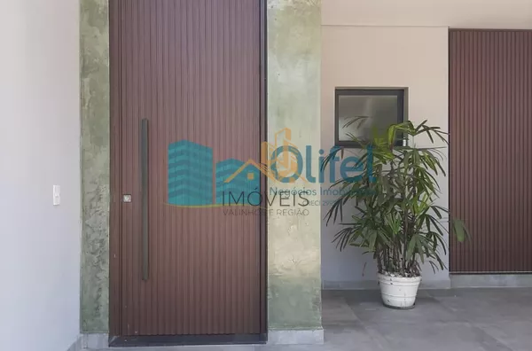 Linda casa térrea, 206m².O imóvel conta com 03 suítes com armários, sendo a suíte master com closet, escritório, lavabo, sala 2 ambientes, cozinha com armários e espaço gourmet com churrasqueira e armários, fogão cooktop  ja instalado. Piscina Aquecida. T - Foto 23