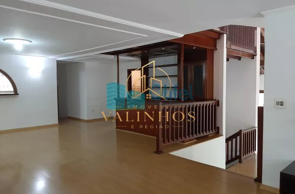 Maravilhosa casa no condomínio Marambaia na cidade de Vinhedo,  com 4 grandes suítes ensolaradas com hidro, suíte master com lareira e closet, 6 amplas salas com pé direito duplo em Ipê e Mezanino, 2 lindas lareiras, 2 cozinhas planejadas, escritório plan