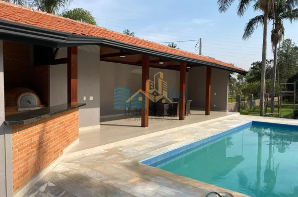 Excelente casa à venda no Condomínio São Joaquim,. Próxima ao lago, iluminação natural e muito arejada. No piso inferior a casa possui um espaço para home office, salão de jogos ou festas, 2 dormitórios e 1 suíte. No piso superior são 3 suítes sendo 1 mas - Foto 32