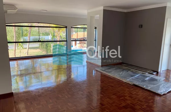 Excelente casa à venda no Condomínio São Joaquim,. Próxima ao lago, iluminação natural e muito arejada. No piso inferior a casa possui um espaço para home office, salão de jogos ou festas, 2 dormitórios e 1 suíte. No piso superior são 3 suítes sendo 1 mas - Foto 43