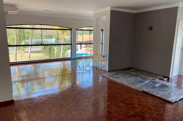 Excelente casa à venda no Condomínio São Joaquim,. Próxima ao lago, iluminação natural e muito arejada. No piso inferior a casa possui um espaço para home office, salão de jogos ou festas, 2 dormitórios e 1 suíte. No piso superior são 3 suítes sendo 1 mas - Foto 43