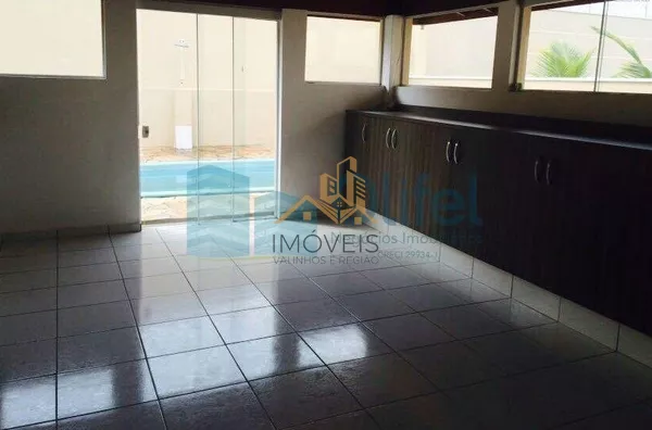 Excelente casa térrea em condomínio fechado na cidade de Louveira com 3 suítes, sala de estar, jantar e TV, cozinha ampla e planejada, banheiro social, linda área gourmet com churrasqueira com fechamento em vidro, piscina e vagas de garagem.  Imóvel rico - Foto 7