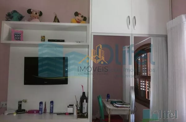 Linda casa de esquina com 3 dormitórios, sendo 1 suíte com hidromassagem, sala 2 ambientes, escritório, cozinha planejada, despensa, área gourmet, garagem para 2 carros cobertas, portão automático, bairro tranquilo. Vale a pena conferir. - Foto 12