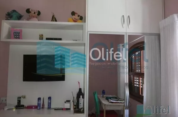 Linda casa de esquina com 3 dormitórios, sendo 1 suíte com hidromassagem, sala 2 ambientes, escritório, cozinha planejada, despensa, área gourmet, garagem para 2 carros cobertas, portão automático, bairro tranquilo. Vale a pena conferir. - Foto 12
