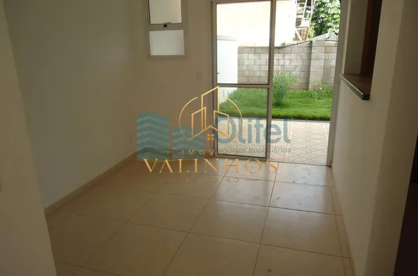 Descubra o encanto deste charmoso sobrado em um condomínio fechado em Valinhos. Com 5400m² de área verde, a casa oferece 3 dormitórios, suíte, quintal e muito mais.
