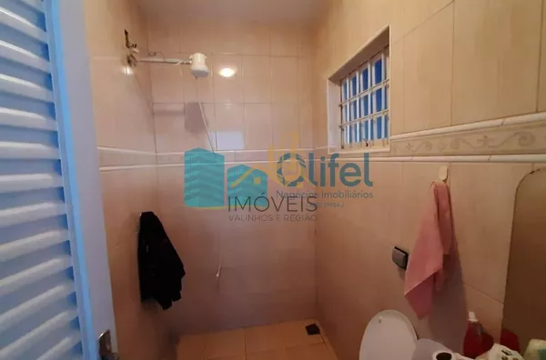 Excelente casa de esquina em bairro residencial, próximo ao centro na cidade de Louveira.  Possui 3 dormitórios sendo 1 suíte com closet e banheira de hidromassagem de 4 lugares. Sala 3 ambientes, sala de TV, escritório, despensa e lavanderia fechada. Pos - Foto 21
