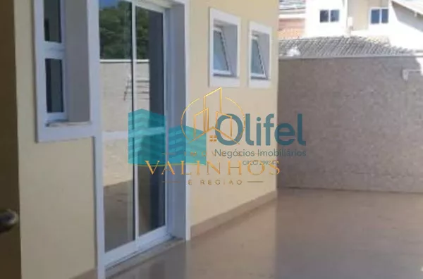 Excelente casa térrea em condomínio fechado com portaria 24hs, segurança com ronda e área de lazer, além de muito verde em suas ruas. Boa localização dentro do condomínio  com  frente para 2 ruas. Casa toda climatizada , sendo 3 suítes, todas com ar condi