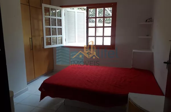 Chácara Paradisíaca! Bairro tranquilo de chácaras residenciais. Rua Asfaltada e próximo a rodovia. Possui salão para festas próximo a piscina, quiosque, sala de jogos, campo de futebol, casa de caseiro. Casa Principal: Toda avarandada com 03 quartos, sala - Foto 11